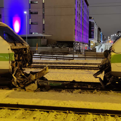 Kaksi Pendolino-junaa nokat hajalla kevyen yhteentörmäyksen jäljiltä. Tapaus sattui Tampereen henkilöasemalla Itsenäisyydenkadun paikkeilla sunnuntaina 12. joulukuuta 2021.