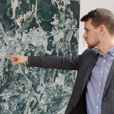 Kaupunginjohtaja Eero Vainio esittelee Raision karttaa.