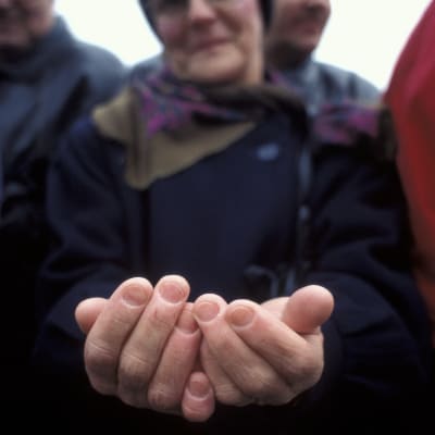 En kvinna håller ut sina händer