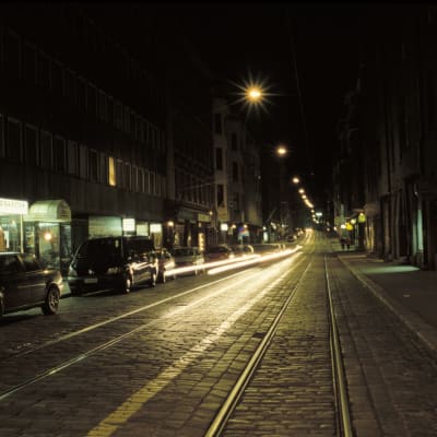 fredriksgatan i helsingfors på natten