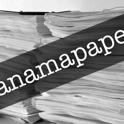 En hög papper och texten #panamapapers