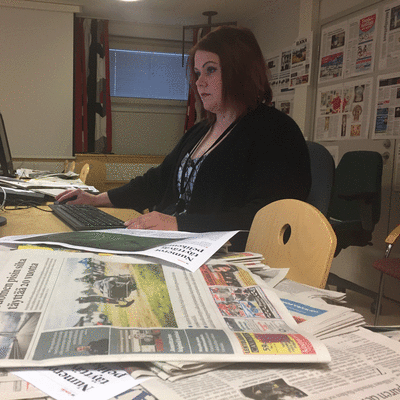 Sanomalehti muotoutuu ulkoasutoimittaja Jessica Ristimäen käsissä.