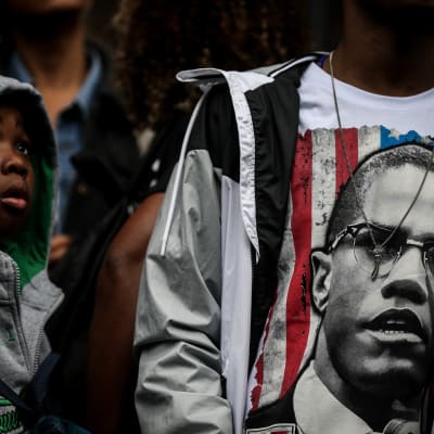 Mielenosoittajan paitaan ikuistettu Malcolm X on yksi Yhdysvaltojen tunnetuimmista ja kiistelyimmistä kansalaisoikeusaktivisteista.