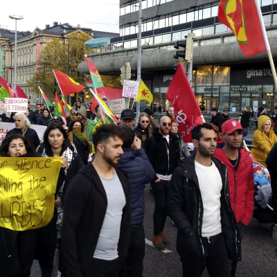 Personer demonstrerar mot Turkiets militära operation i Syrien i Helsingfors.