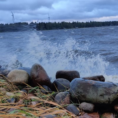 Aallot lyövät rantaan Kokkolassa 17.9.