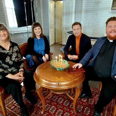 Pyhäinpäivän Nojatuolikirkossa Reetta Meriläinen, Katri Korolainen, Juho Juutilainen ja Visa Viljamaa.