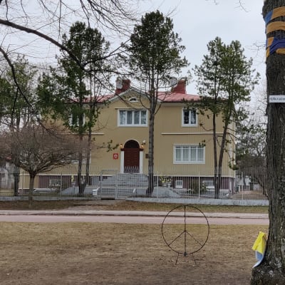 Ukrainska färger framför ryska konsulatet i Mariehamn.