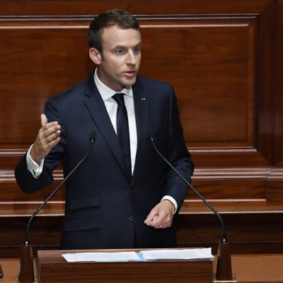 Emmanuel Macron talar på slottet Versailles