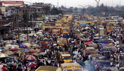 Ett gytter av människor och bilar i staden Lagos i Nigeria.