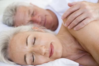 Sovande äldre par, kvinnan i förgrunden