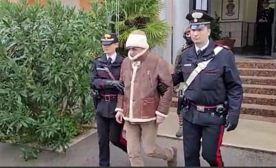 Polisen griper Italiens mest eftersökta maffiaboss, Matteo Messina Denaro i Palermo, på Sicilien efter 30 år på flykt.