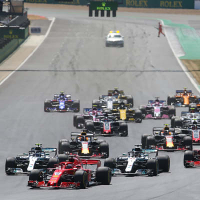 Formel 1-bilar kör på Silverstone