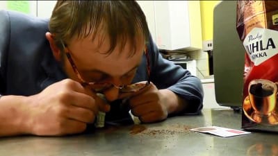 "Kommunalpolitiker" Roland Engström snortar kaffe
