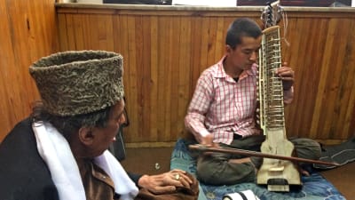 Nazim, tolv år, får undervisning i Dilruba, ett afghanskt nyckelharpsliknande instrument.