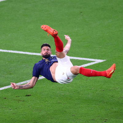 Olivier Giroud flyger i luften.