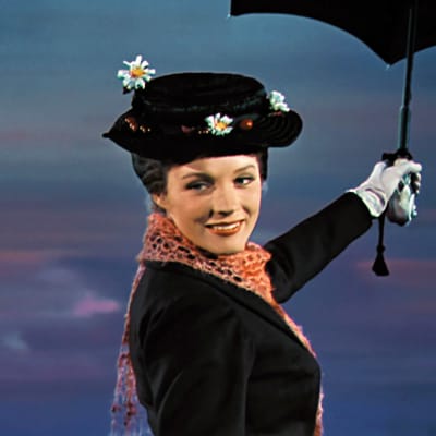 Mary Poppins kommer flygande med sitt paraply.