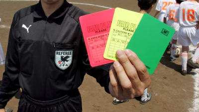 Domaren i Serie B är utrustad med tre kort, ett rött, ett gult och ett grönt.