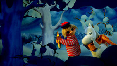 Tooticki och Mumintrollet går genom en vintrig skog sent om kvällen.