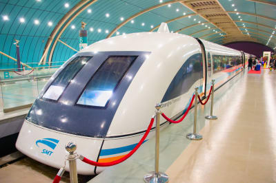 Ett magnetiskt svävande maglev-tåg i Kina.