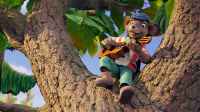 Klas Klättermus sitter uppe i ett träd och spelar gitarr.