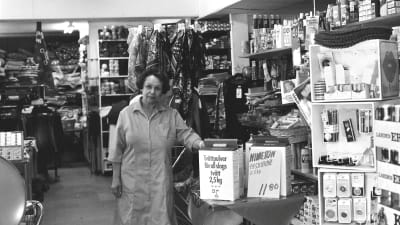 Butiksinnehavaren Sirkka Sistola var känd över hela Valkom. Bilden är från 1977.