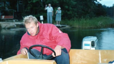 Artikelförfattaren som yngre, sittande i en motorbåt.
