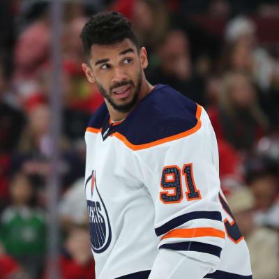 Evander Kane blickar åt sidan.