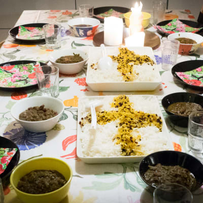 Bordet är dukat inför kvällens iftar middag som består av ris och kött.