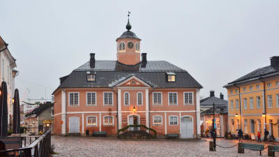Rådhuset i Borgå gamla stad en regnig dag.