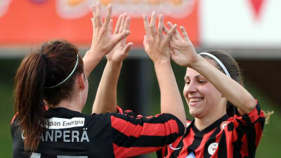 Hanne Ojanperä och Sanna Saarinen gjorde två mål var när PK-35 vann med 9–0.