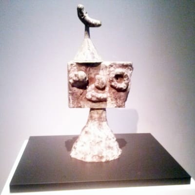 "Gestalt med fågel", skulptur av Miró