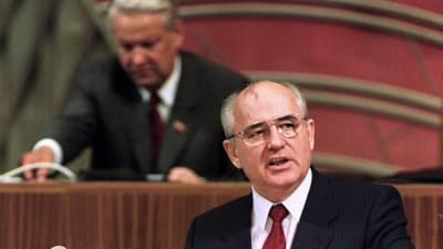 Sovjetunionens president Michail Gorbatjov under en öppningssession för en konferens för ryska kommunister i Kreml medan den nyligen valda ryska presidenten Boris Jeltsin står i bakgrunden.