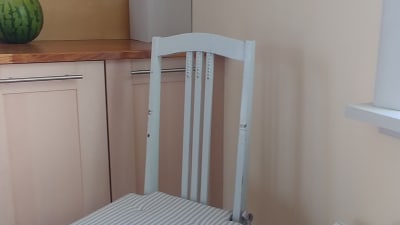 En vit, lite nött stol.