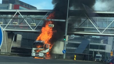 En lastbil brinner och orsakar mycket rök vid motorvägen i Åbo.