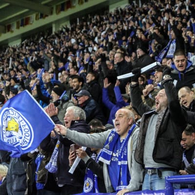 Leicestersupportrarna jublar över att laget tagit ledningen med 2–0 mot FC Brugge.