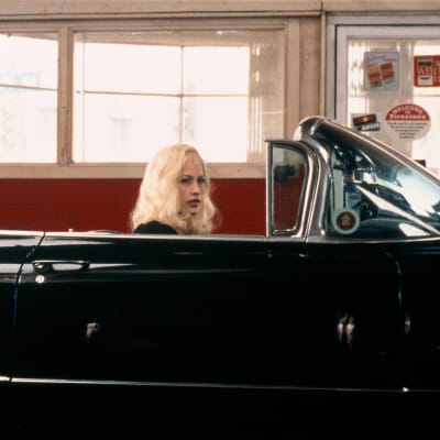 Patricia Arquette istuu avoautossa elokuvassa Lost Highway