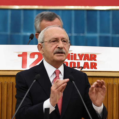 En politiker i talarstolen, Turkiets flagga i bakgrunden.