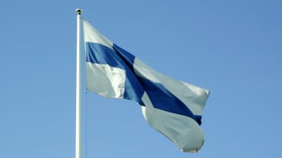 Finlands flagga mot en blå himmel