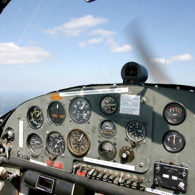 Cockpiten i ett propellerplan