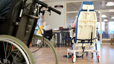 Några äldre personer sitter vid ett bord i sina rullstolar i nya Almahemmets ljusa matsal.