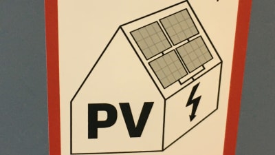 Kuvassa aurinkoenergiasta kertova tarra