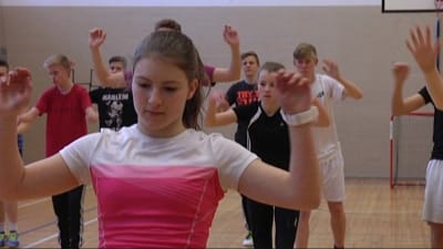 Anna Dahlström jumppar i Ekenäs högstadieskola.