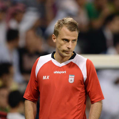 Mikko Kujala följer en match vid sidan av planen.
