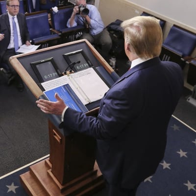 Donald Trump håller en presskonferens om coronaviruset.