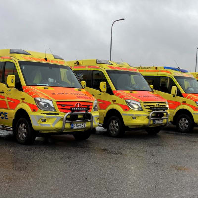 Ambulansseja pelastusharjoituksessa Lappeenrannassa Lavolan paloaseman pihassa.