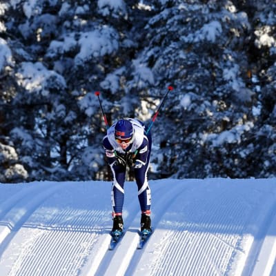 Anita Korva i en nedförsbacke i JVM-spåren i Lahtis.