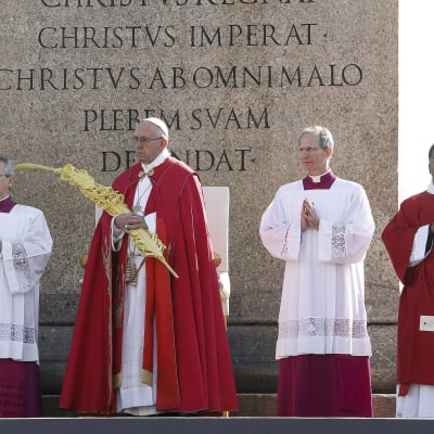 Påven Franciskus har hållit Palmsöndagens mässa på Petersplatsen i Rom. Mässan inleder Stilla veckan.