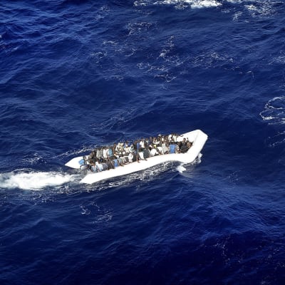 Flyktingar trängs på en överfull gummibåt på Medelhavet den 19 september 2015.