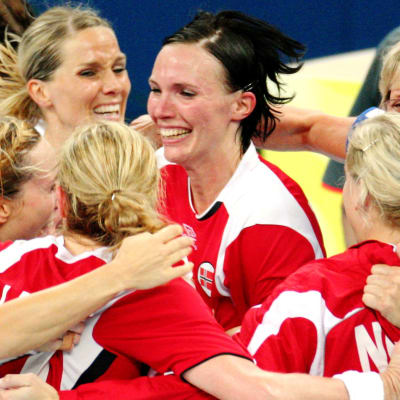Katja Nyberg firar OS-guldet 2008.