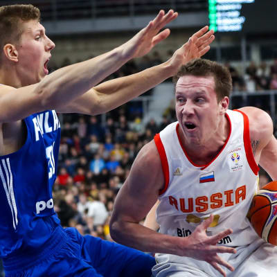 Alexander Madsen och Dmitry Kulagin kämpar om bollen